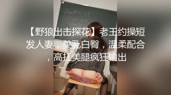 快递小哥送快递的时候趁机偷拍妹子们的裙底,有个长裙妹子内裤都没穿就急忙下来拿快递