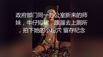 游乐场女厕全景偷拍三位女网红直播打卡 关注她后去她朋友圈扒她生活照 (3)