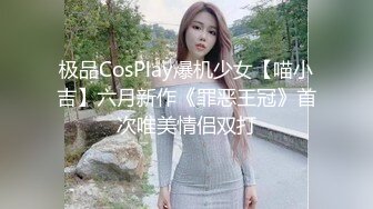 妖艳人妻露脸激情4P伺候三个大鸡巴，肚兜情趣高跟诱惑享受三个大鸡巴的蹂躏爆草，无套草穴内射中出口爆大屌