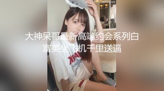  两男一女酒店开房！一个操逼哥们旁边观战！马尾辫小骚货，抓屌吸吮，多毛一线天肥逼