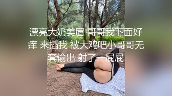 《极品CP魔手外购》坑神躲藏女厕隔间连续偸拍 超多小姐姐蹲坑韵味少妇美少女都有移动角度全景拍脸拍逼超级刺激 (1)