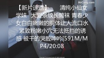 貧乳美眉 被大肉棒無套輸出 騷叫的喘不過氣來 拔槍射一肚皮 超級滿足了