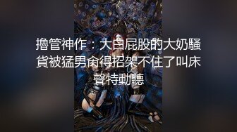 狠人大马路抽着烟尿尿