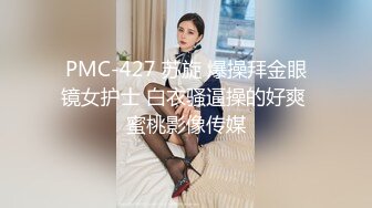  三女全程露脸大秀直播，两个御姐少妇带小姑娘直播大秀，拿着道具互相抽插骚穴让小妹妹