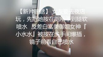 超级骚的淫荡少妇，露脸开档情趣黑丝勾搭老大哥激情啪啪，揉奶玩逼口交大鸡巴各种抽插爆草淫水泛滥抠着舔淫