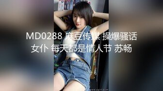 215. 日本女孩给一个戴着中国礼服的人