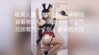 大街上一路尾随漂亮的少妇 溜进女厕偷拍她的小鲍鱼