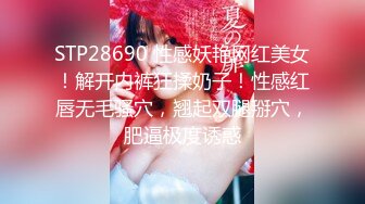 金发辩子女神女仆裙院子里脱下内裤尿尿，掏出奶子给你看，厕所脱光光