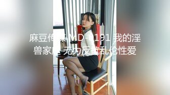 当她继续逗弄他的鸡巴时，他再也无法忍受并射精了。