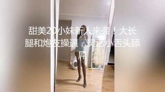 雙手被抓著還要看著鏡頭