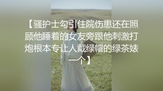 长发卷发妹子特写近景操出白浆流在蛋蛋上后入蜜桃臀，叫声淫荡