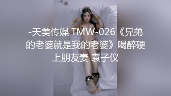 一个人玩两妞全程露脸口交大鸡巴，看两骚妹子亲嘴玩奶又抠逼淫水好多