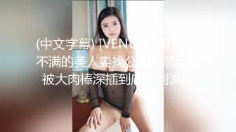 家庭摄像头偷窥小情侣，苗条眼镜美女赤裸酮体，摆弄玫瑰花，好看吗好看吗老公，老公没理睬就过去坐在腿上，紧紧抱住 羡慕啦~