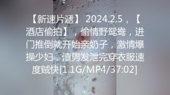 【新速片遞】 十二月新流出大神潜入水上乐园更衣间四处游走偷拍❤️眼镜妹的胸真完美不知道是不是人造的