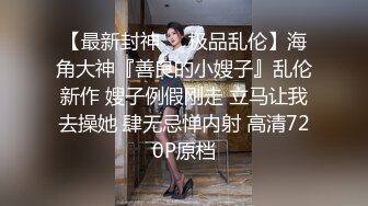 一边足交 我用震动棒塞进逼里