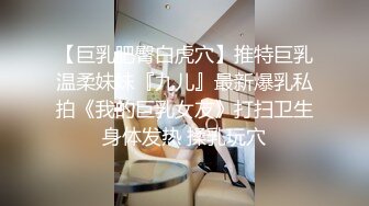  澡堂子偷拍俩大奶眼镜少妇手揉奶子的动作太妖娆了