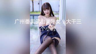 高能户外极品美女夹着大黑牛在大爷旁边自慰失禁 淫汁沿着美腿流下 大爷瞧地上的淫水看呆了 嗡嗡的声音强忍快感1