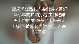 最新厕所偷窥头上裹纱巾的眼镜孕妇妹