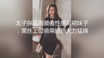 一个金发美女被富豪包养整天被两个肉棒包围