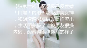 黑丝情趣露脸风骚大姐姐镜头前的诱惑，妩媚风骚完美展示，揉捏骚奶子自慰逼逼，舔弄手指上的淫水，精彩刺激