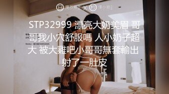 商城跟随抄底美女 齐逼包臀裙 居然还是真空无内 逼毛超长 旁边还带着这么大小男孩