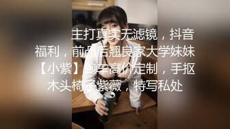 KTV同事聚会美女我该怎么提醒你衬衣扣子开了