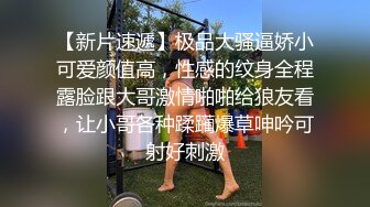 推婴儿车逛街的宝妈,弯腰给孩子整理衣服的时候胸部走光,还大一颗樱桃