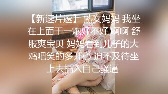  会瑜伽的女人，就是比较知性，一字马向上劈起，被男人肆意挑逗乳房，受不鸟自己掰开内裤自慰了，叫声好骚