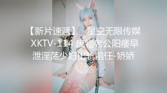 紧身裹胸高挑大长腿小姐姐趴在鸡巴上不停吞吐舔吸