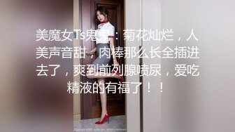  颜值很高的新人美女被好几个大哥玩弄，对着脸撸鸡巴交，吃奶玩逼有说有笑，