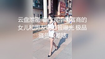 作者门口蹲守两个风韵少妇，喜欢第一个很骚