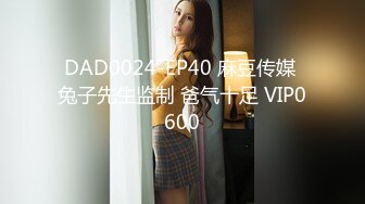 小山溪发现一美女竟然不穿内裤，掀起来看看！