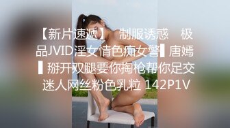 KTV厕所偷拍喝醉的美女趴在马桶上吐✿来个捡尸的屌丝男把她内裤脱了想上她