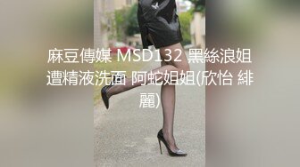 齐逼牛仔短裤，甜美新人美女来袭，厕所地上自慰，用水冲逼，黑丝美腿M姿势特写