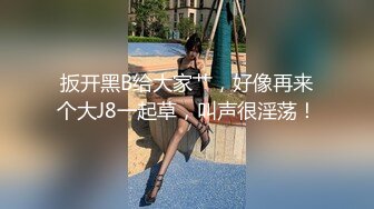  肉丝漂亮伪娘 大白天来到公园掏出鸡鸡边走边撸 附近有老人小孩吵闹