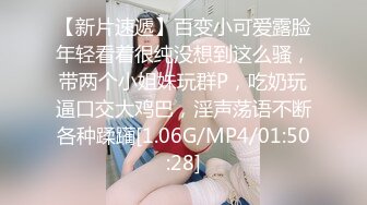 《魔手外购极品CP》正面 私处特写，服装城女厕逼脸同框偸拍各种女人方便，有少女有美少妇有熟女，逼型多种一次看个够