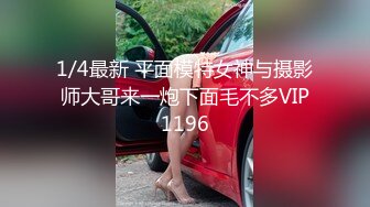 农家媳妇又来新人，全程露脸的两个中年少妇跟大哥激情啪啪，道具玩弄口交大鸡巴，让大哥轮着草内射骚穴真骚