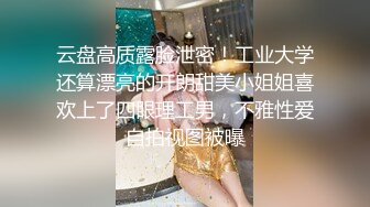 厕所盗摄，满满少妇味道，黑色长裙，来大姨妈，经血随着尿液往下流！