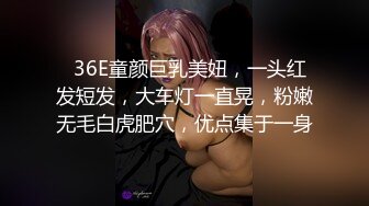 美女玩手机射精在她身上