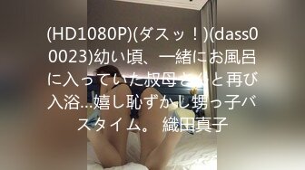 情趣酒店胸前纹身社会哥带漂亮小女友操逼进来就脱掉衣服