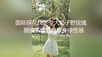  轻熟女姐妹组合露脸激情4P伺候年轻小哥哥，让小哥吃奶子交大鸡巴，黑丝情趣互动抽插