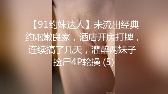 饥渴妹子刚洗洗澡在吹吹头发直播给狼友看身材还不停自慰手指抠逼