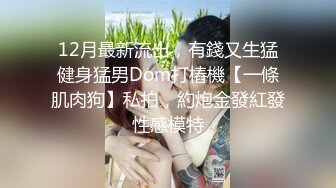 抄底漂亮少妇 和闺蜜一块逛街 看着特别干净的蓝白内内