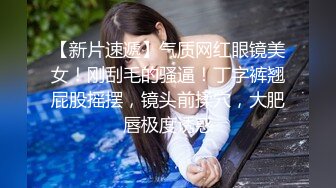 小心翼翼溜进女厕所拍一位办公室的OL美女，谁知遇上了风趣的美女，将设备探进去，美女不慌还说：你还看你还看~